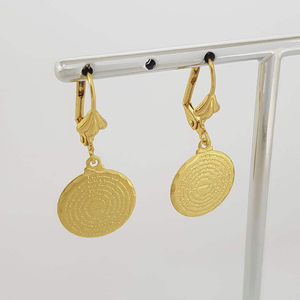 Brinco pendurado em argola de click pé de Pato com pingente de medalha com pai nosso BANHADO A OURO 18K