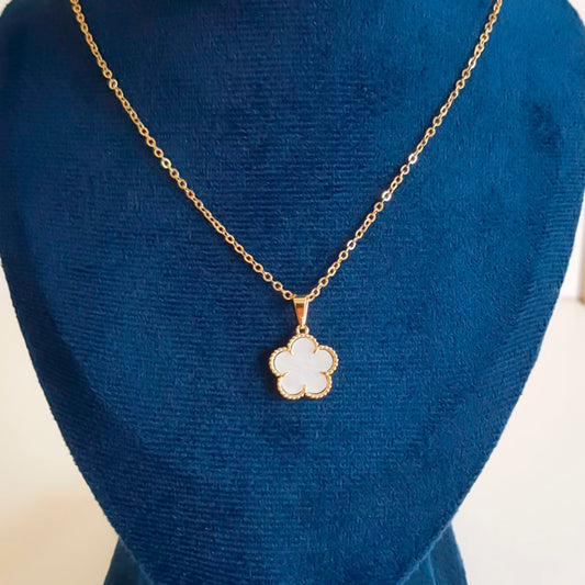 Colar Flor Branca Banhado a Ouro 18K