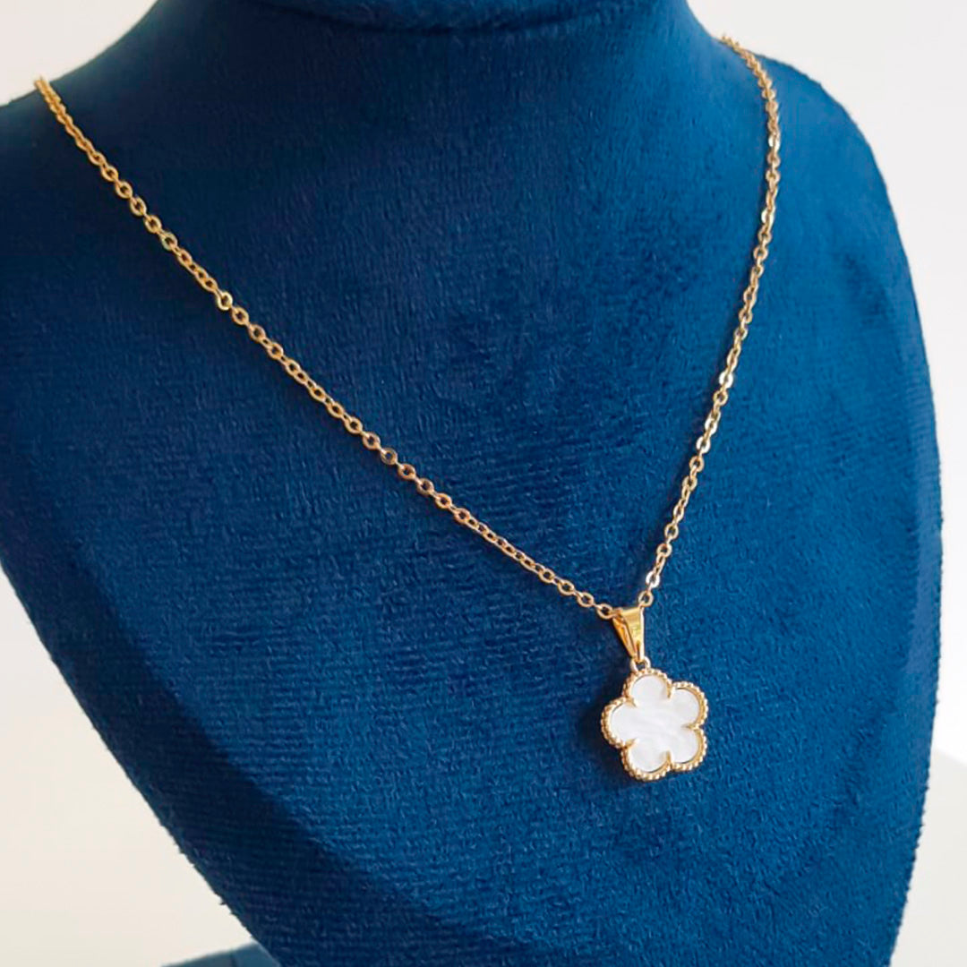 Colar Flor Branca Banhado a Ouro 18K