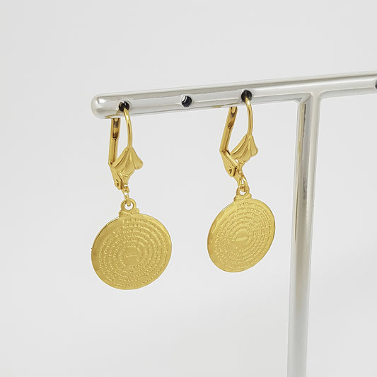 Brinco pendurado em argola de click pé de Pato com pingente de medalha com pai nosso BANHADO A OURO 18K